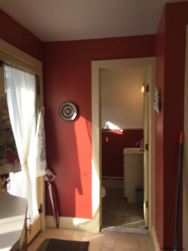 564 Mercer St, Albany, NY 12208 - photo 6