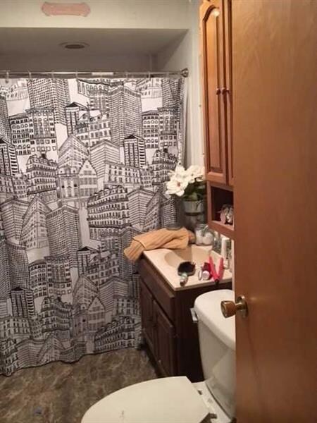 FULL SHOWER BATH ONT HE SAME LEVEL AS BEDROOMS!