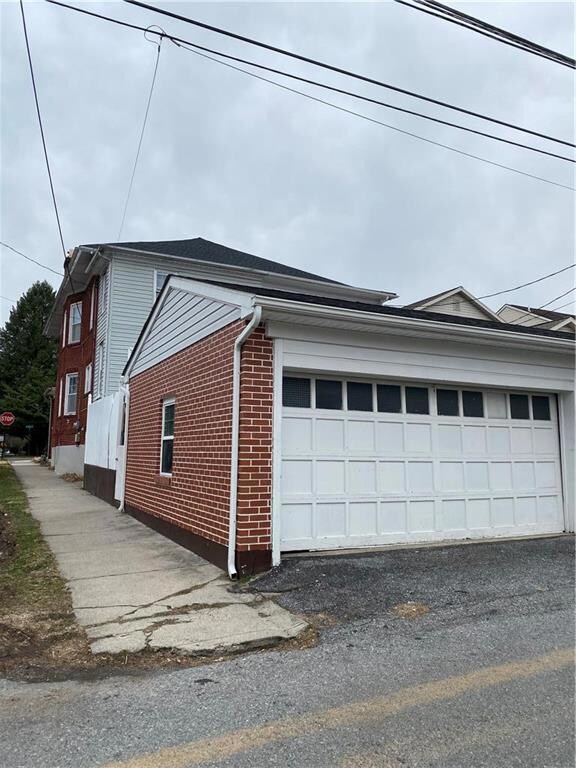 Detached oversized 1 car garage