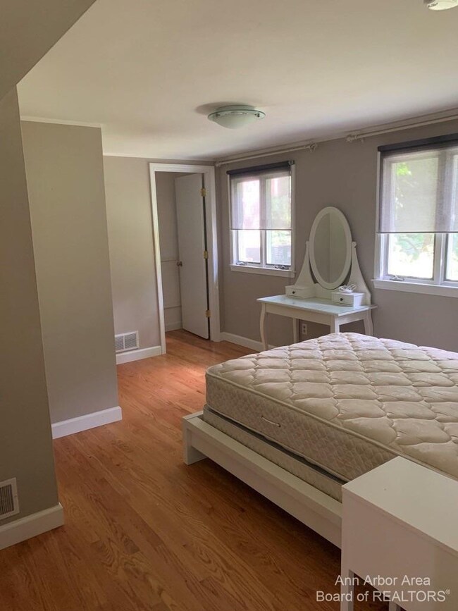 8 Jefferson Ct, Ann Arbor, MI 48103 - photo 7