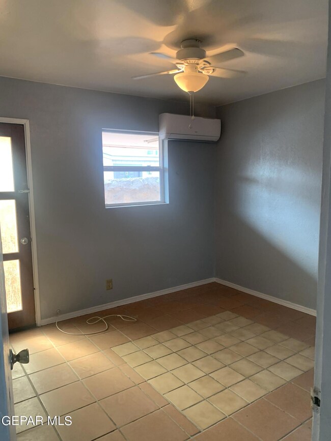 Single story 1 bedroom! with ref a/c!