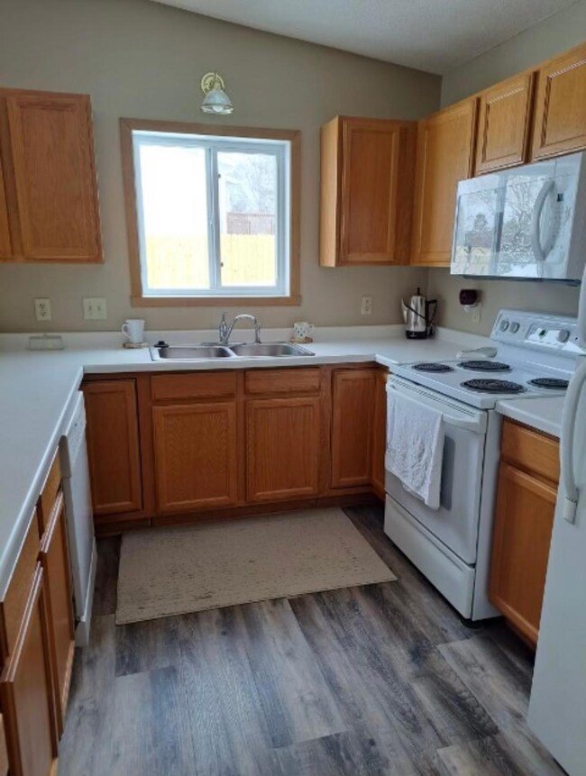 604 8th St W, Park Rapids, MN 56470 - photo 3