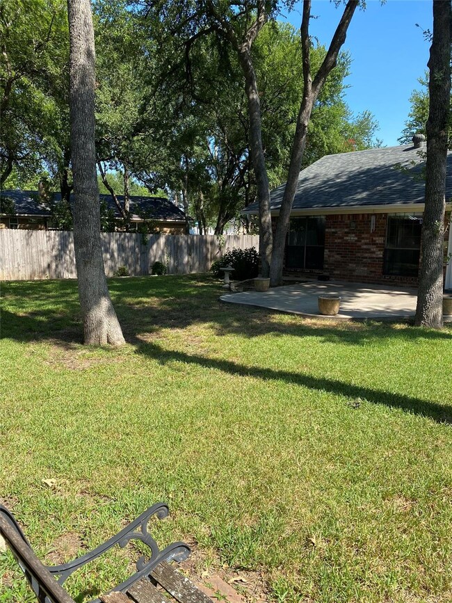904 W Redbud Dr, Hurst, TX 76053 - photo 4