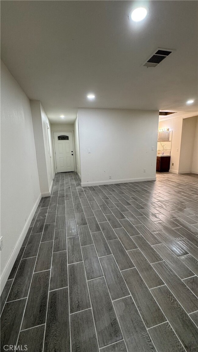 13860 Dahlgren Dr unit A, Victorville, CA 92395 - photo 2