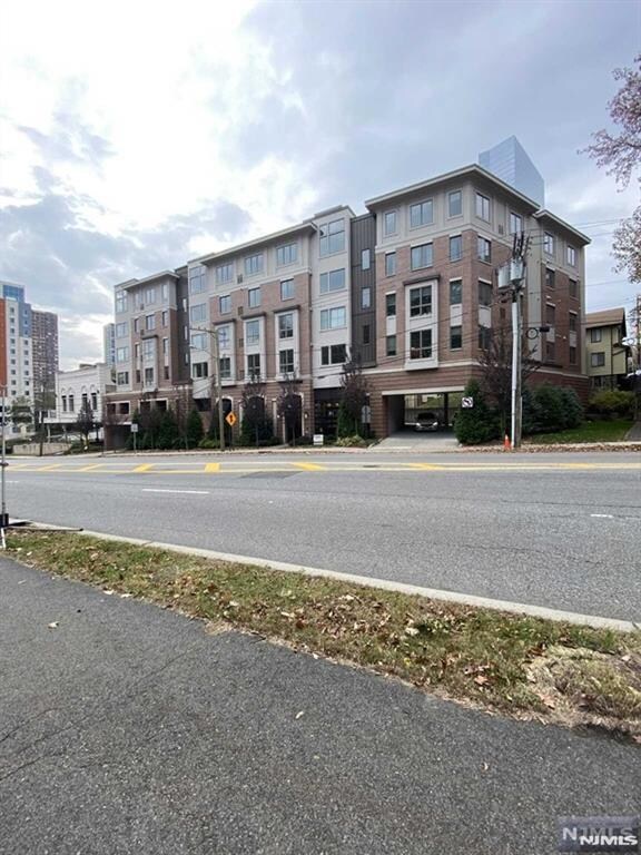 2001 Hudson Terrace unit 305, Fort Lee, NJ 07024 - photo 2