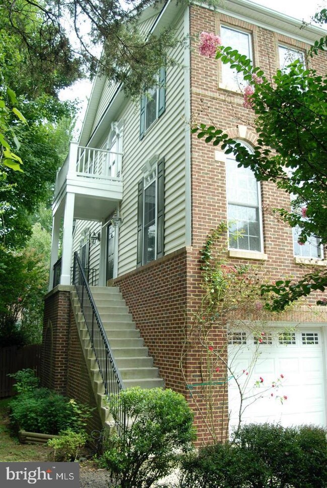 9990 Cyrandall Dr, Oakton, VA 22124 - photo 2