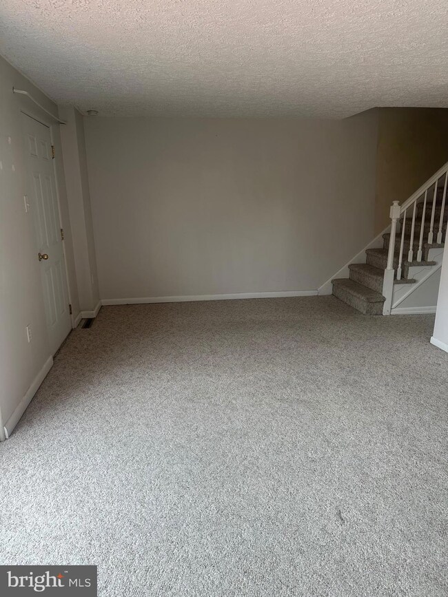 891 E Kings Ct, York, PA 17403 - photo 4