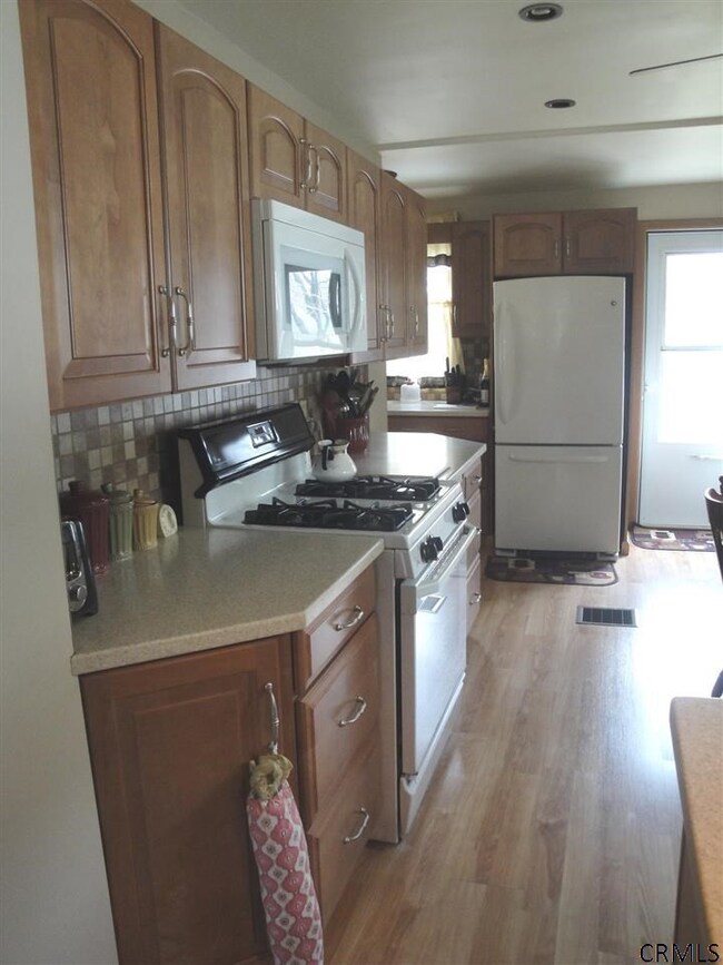 425 Mohawk Ave, Schenectady, NY 12302 - photo 3