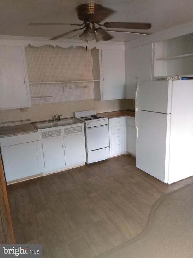 106 W Main St unit 10, New Holland, PA 17557 - photo 2