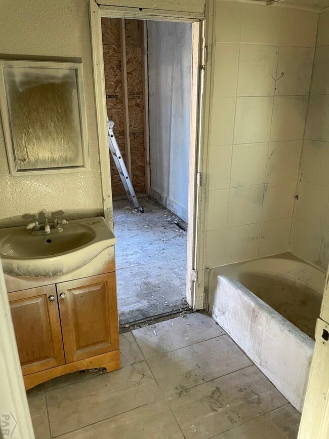Full Bathroom #1