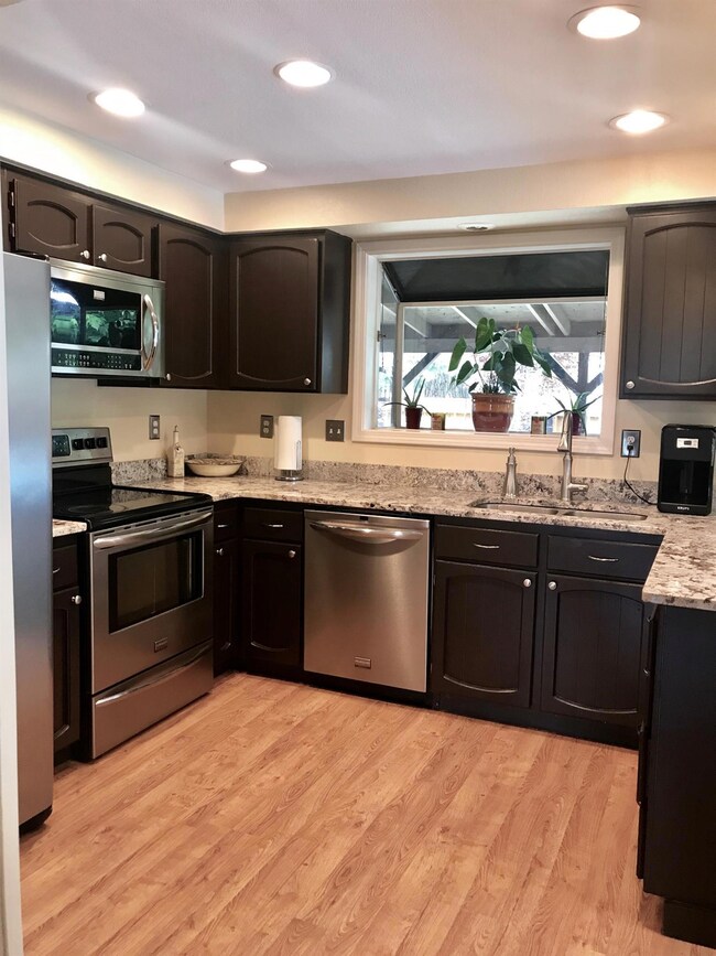 700 Freeman Rd, Central Point, OR 97502 - photo 5