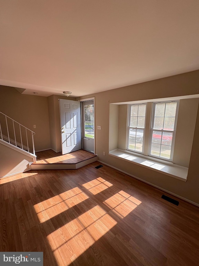 7 Valley Bend Ct, Germantown, MD 20876 - photo 2