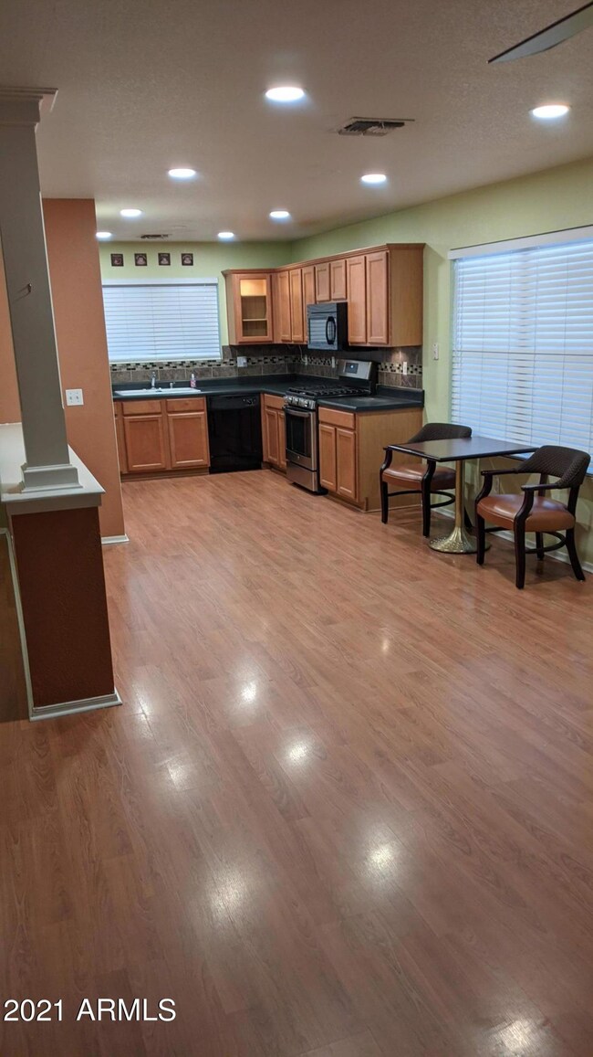 Kitchen & Dining