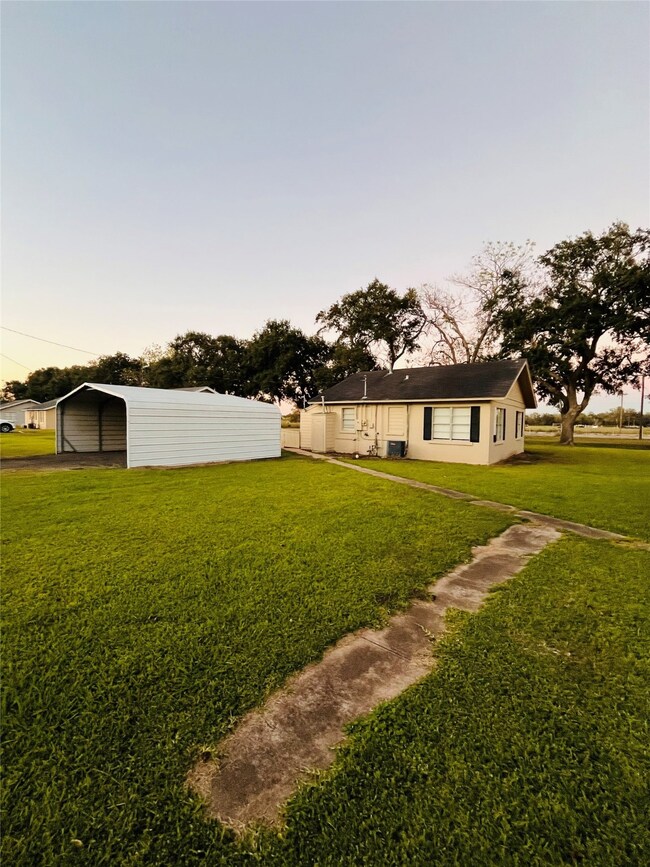 1572 Carvel Dr unit 5, Boling, TX 77420 - photo 4