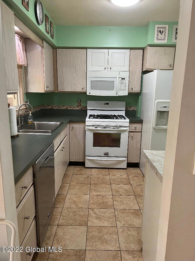 14 Chestnut Ct, Rensselaer, NY 12144 - photo 5