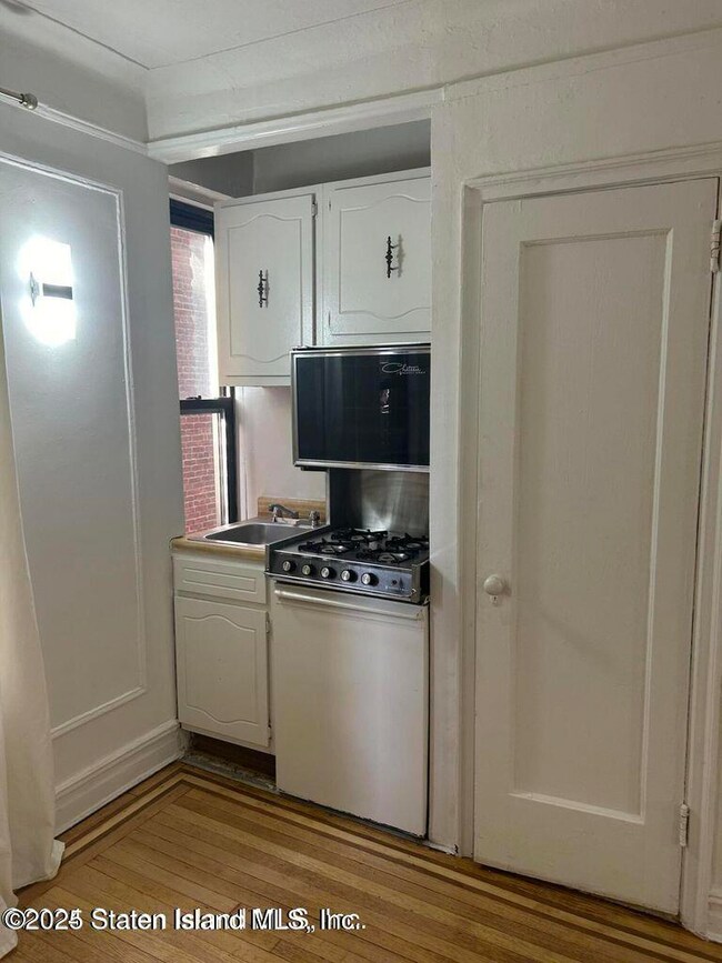 300 8AVE1