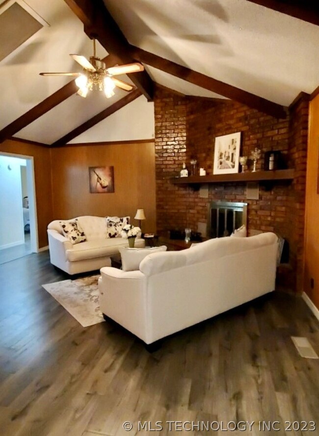 Beautiful vaulted ceiling,