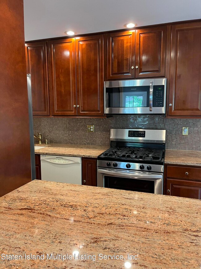 581 Correll Ave unit Upper, Staten Island, NY 10309 - photo 5