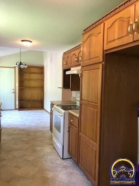 2421 SW Madeline Ln, Topeka, KS 66614 - photo 6