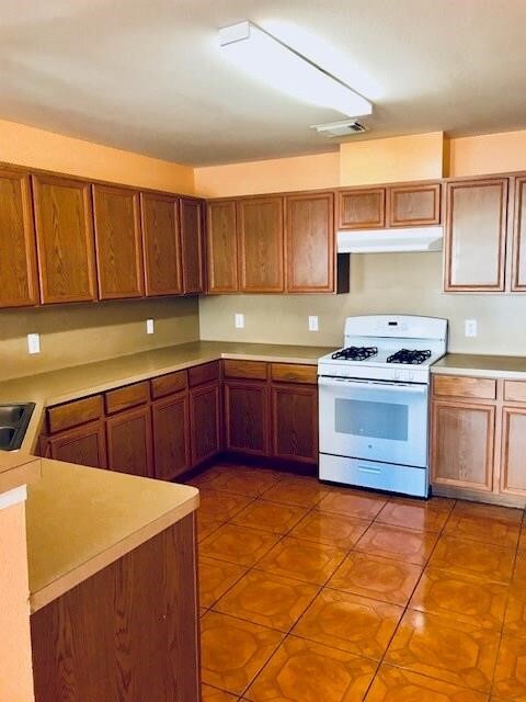 Kitchen with all appliances
