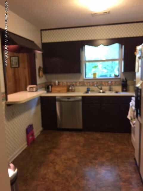 Kitchen w/serving winddow