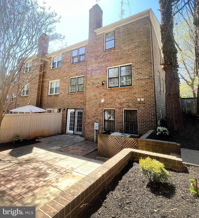 11229 Empire Ln, Rockville, MD 20852 - photo 2