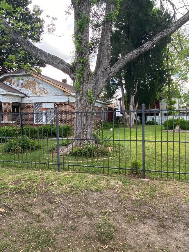 1208 Caplin St, Houston, TX 77022 - photo 4