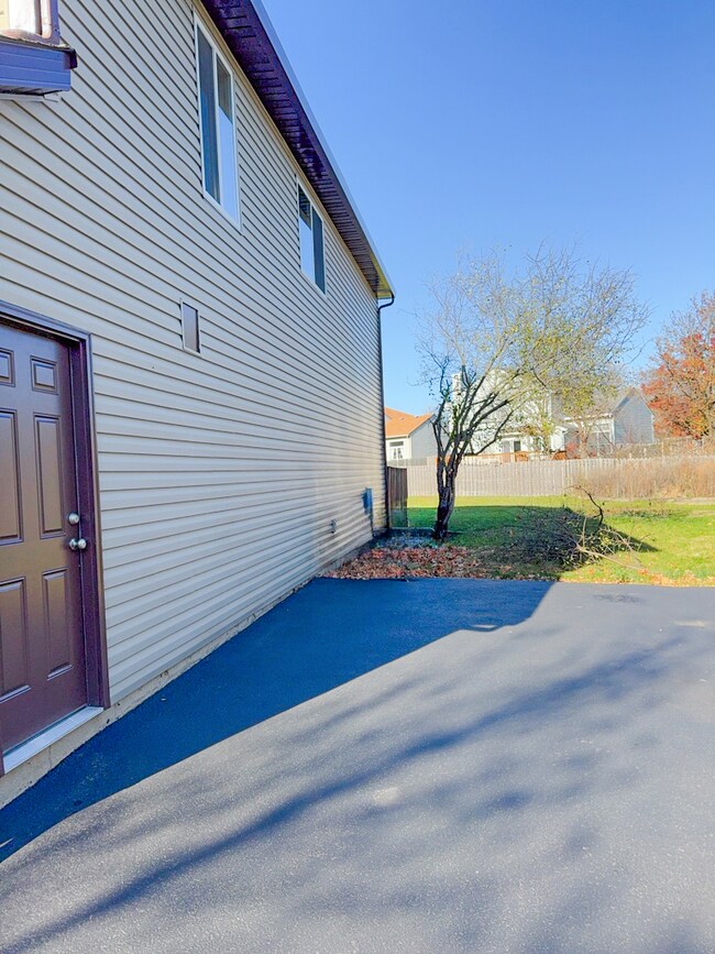 unlisted-address, Lake In the Hills, IL 60156 - photo 3