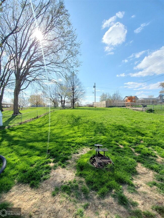 125 E 17th St N, Newton, IA 50208 - photo 5