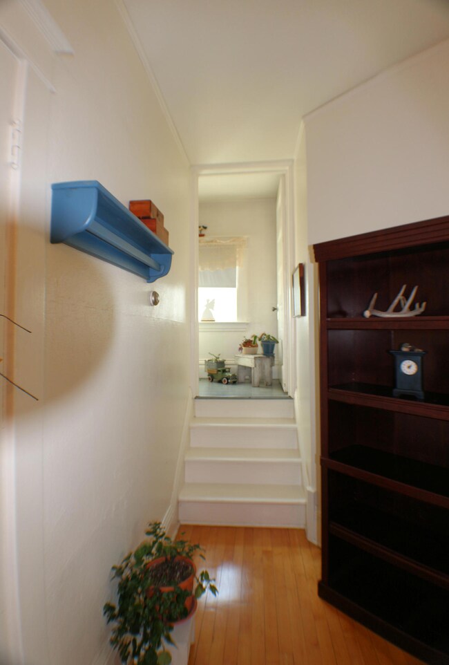 Stairway to 2nd floor<|>Public<|>