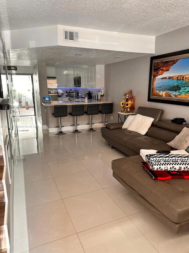 2211 W 53rd Place unit 2211, Hialeah, FL 33016 - photo 2