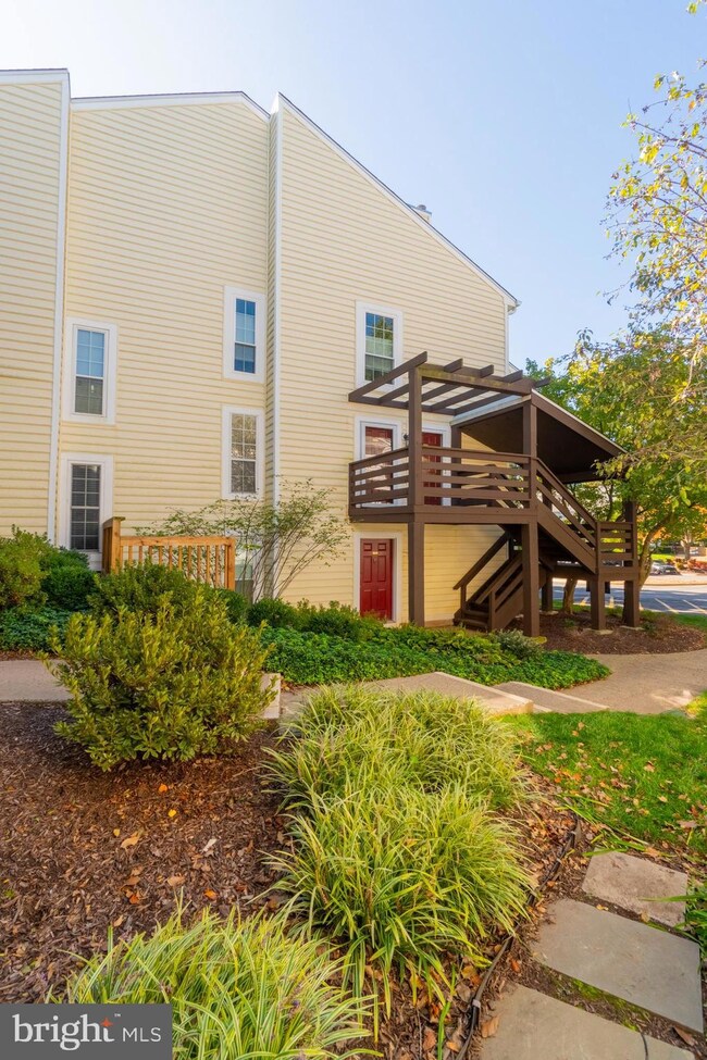 10076 Oakton Terrace Rd, Oakton, VA 22124 - photo 2