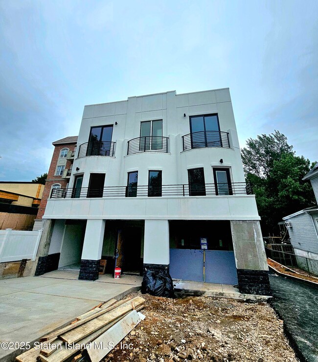 3865 Amboy Rd
