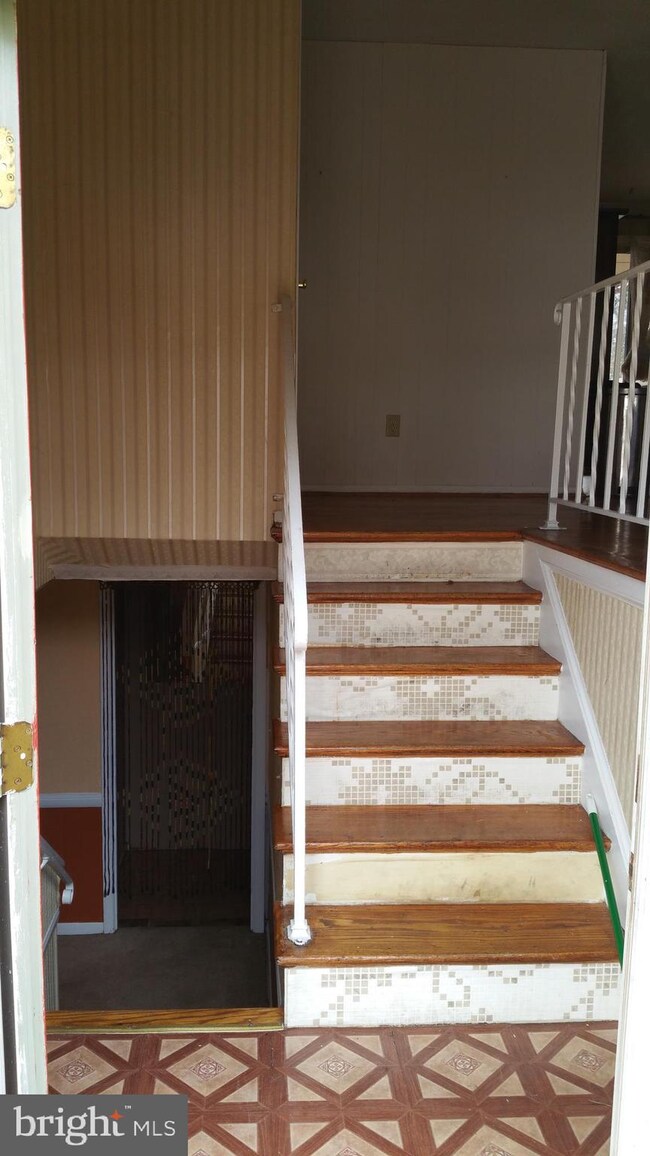 9219 Rolling View Dr, Lanham, MD 20706 - photo 2