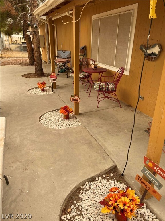 Covered Patio/Side Yard