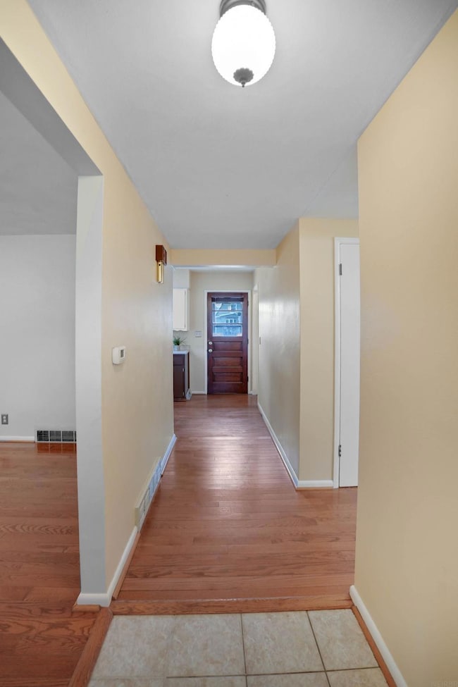 127 N Genevieve St, Cedar Falls, IA 50613 - photo 3