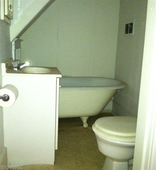 212 S Elm St, Three Oaks, MI 49128 - photo 4