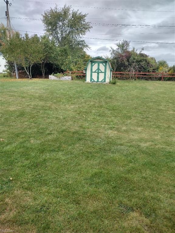 View of yard with a storage shed