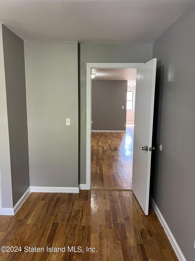 227 Vanderbilt Ave unit 2, Staten Island, NY 10304 - photo 5