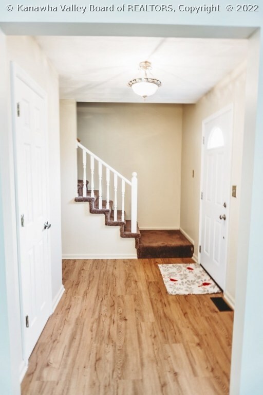 131 Timberlake Cir, Scott Depot, WV 25560 - photo 4