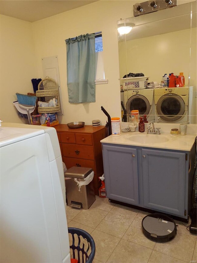 2nd bath / laundry