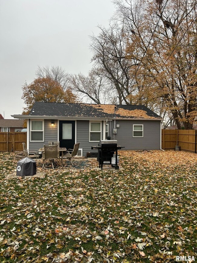 2414 E Devonshire Rd, Springfield, IL 62703 - photo 2