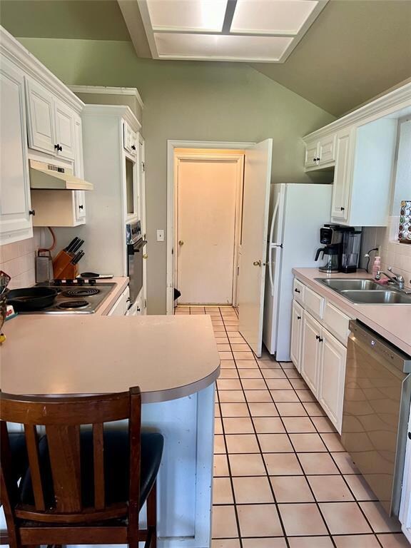 Kitchen featuring tasteful backsplash, white cabin