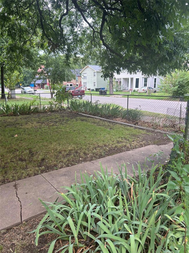 613 W Owings St, Denison, TX 75020 - photo 7