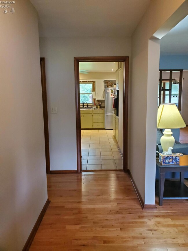 318 Warrington Ave, Findlay, OH 45840 - photo 6