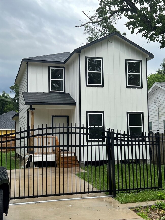 6830 Bethune Dr, Houston, TX 77091 - photo 2