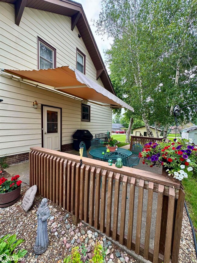 619 Tracy St, Audubon, IA 50025 - photo 5