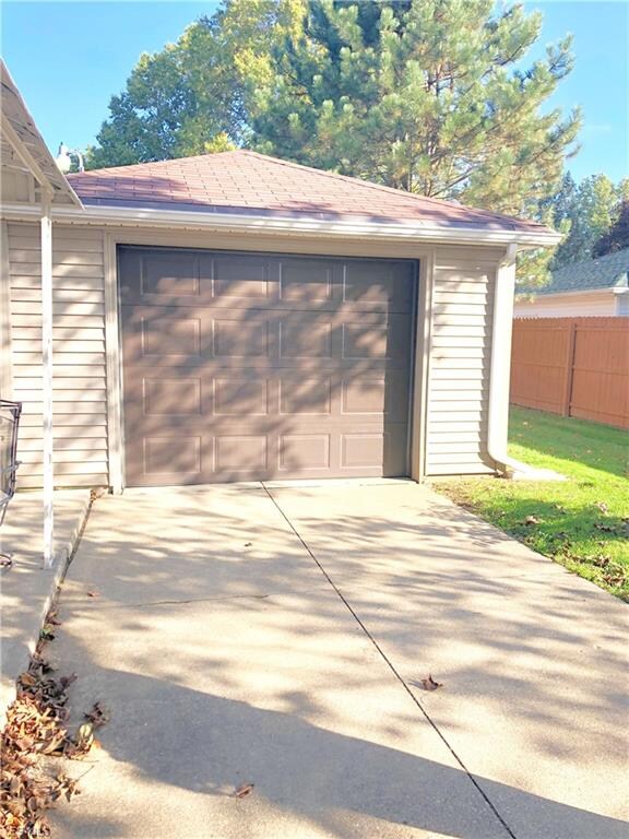 1615 Harden Dr, Barberton, OH 44203 - photo 4