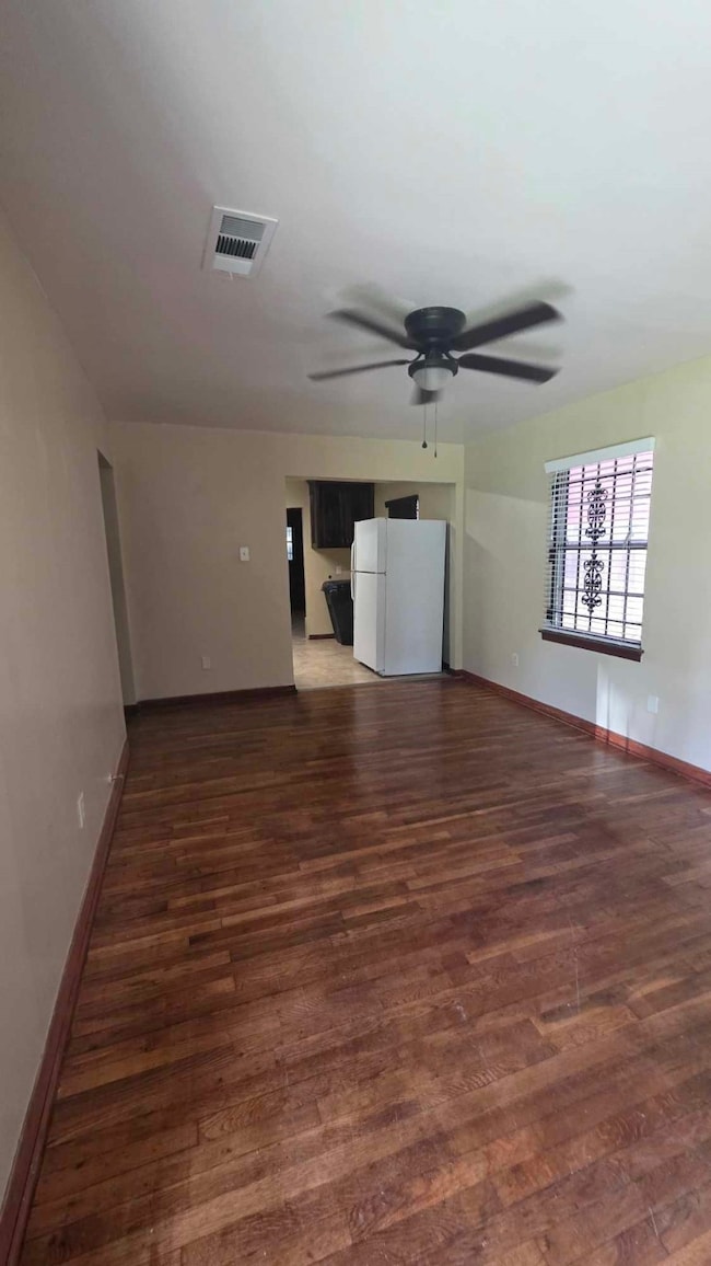 Woodfloors in spacious living room