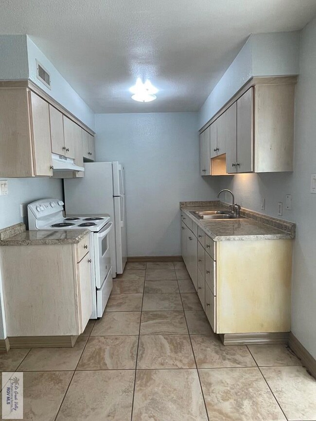 18 Palmetto Ct unit 18, Brownsville, TX 78521 - photo 4